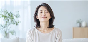 リラックスして過ごす女性