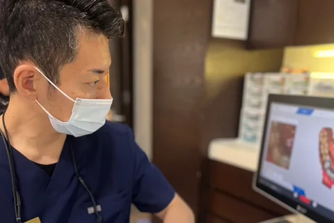 3D光学カメラでお口の中をスキャンする副院長