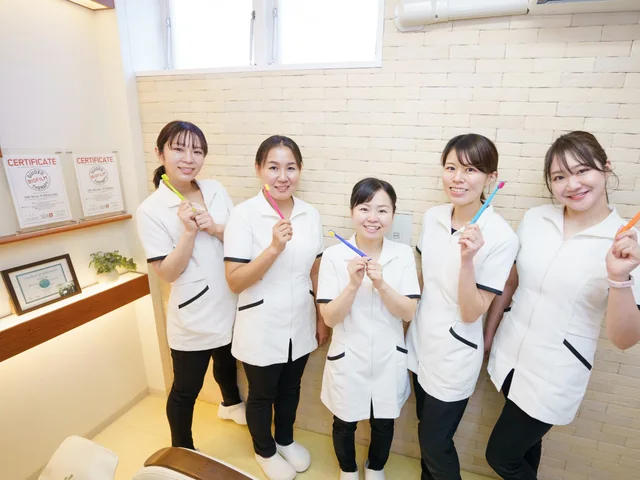 歯ブラシを持つ当院の歯科衛生士